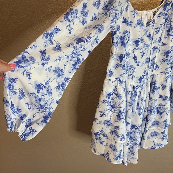 D & M Floral Blue and White Long Sleeve Mini Dress/ Size small/ like new! - Picture 2 of 11